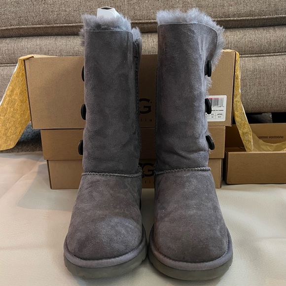 NIB KIDS AUTHENTIC UGGS K BAILEY BUTTON TRIPLET, GREY SIZE 3 - Picture 4 of 7